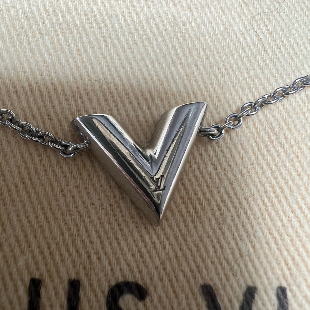 Louis Vuitton Silver V Chain Bracelet - Picture 9 of 12